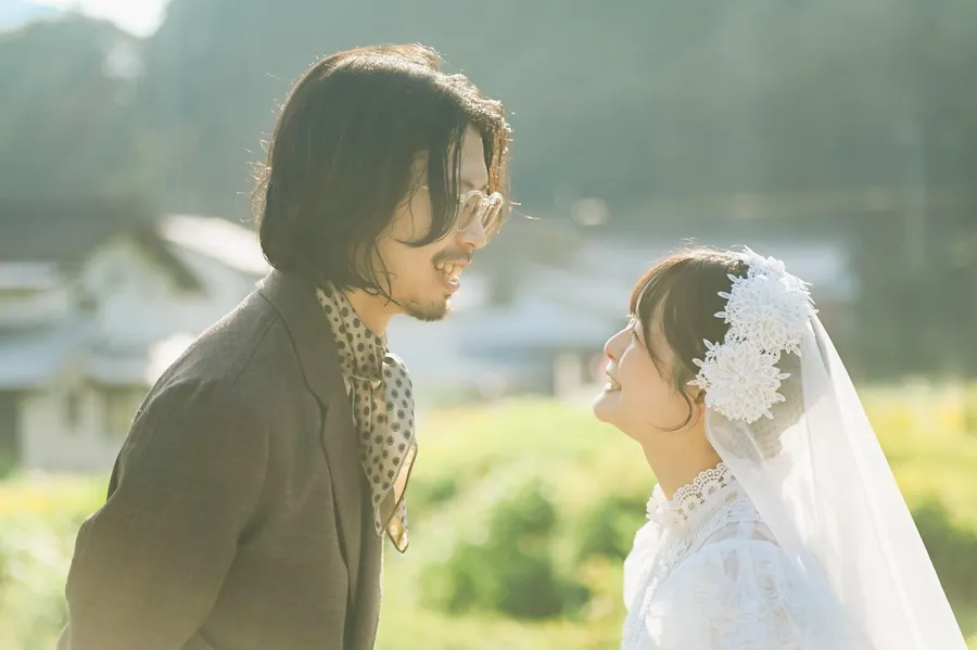 じょーとしおんが顔を寄せ合って笑っている写真